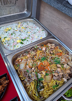 Buffet japonês com yakisoba e arroz chop suey para eventos em SP