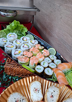 Combinado japonês em louça branca para festas e eventos em São Paulo