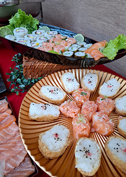 Mesa com combinados japoneses para eventos em São Paulo