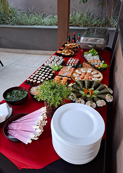 Mesa completa de comida japonesa com sushi e sashimi em SP