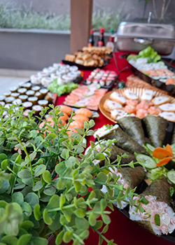 Buffet japonês com variedade de sushis e temakis para eventos em SP