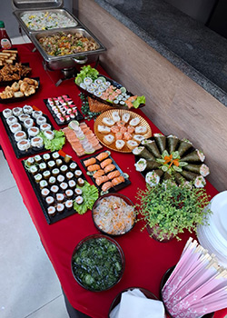 Sushis variados coloridos em buffet para festas em SP