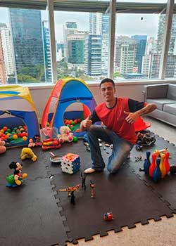 Crianças se divertindo com pintura artística em festa infantil da Primazzia Eventos