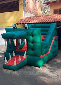 Recreação com brinquedos infláveis em evento ao ar livre