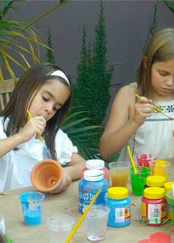 Salão de beleza infantil com penteados e maquiagem segura